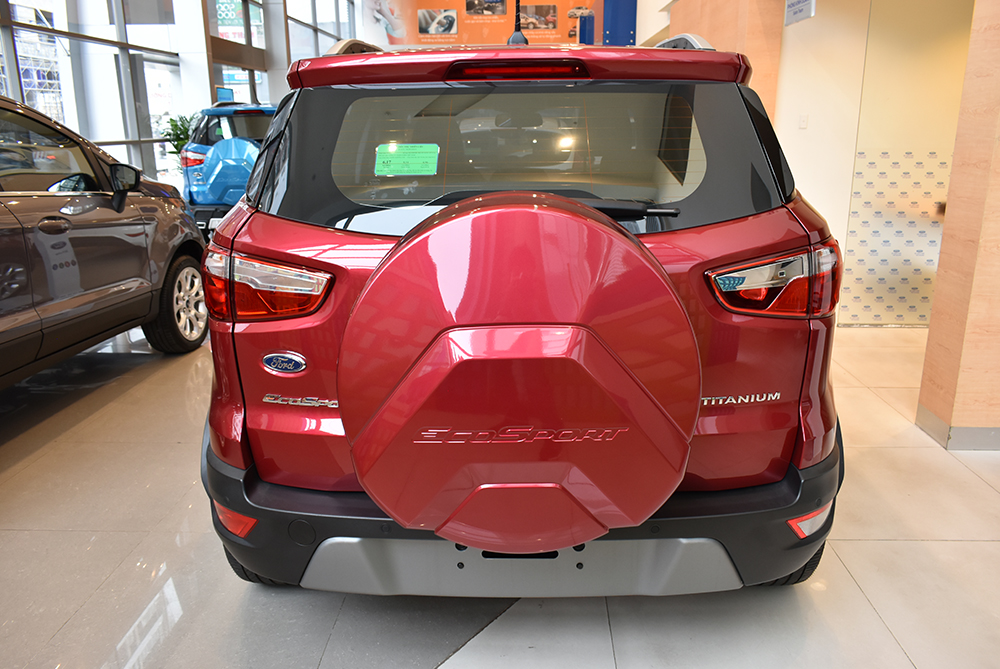 Lốp dự phòng được gắn ở đuôi xe Lốp dự phòng được gắn ở đuôi xe